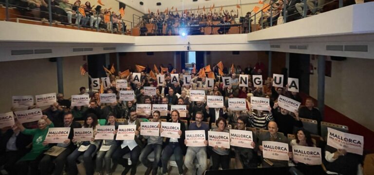 Amb el lema de Sí a la llengua, l’OCB omple el teatre Sa Societat de Calvià i posa en marxa una campanya que pretén refermar el compromís de l’entitat en la defensa de la llengua catalana.