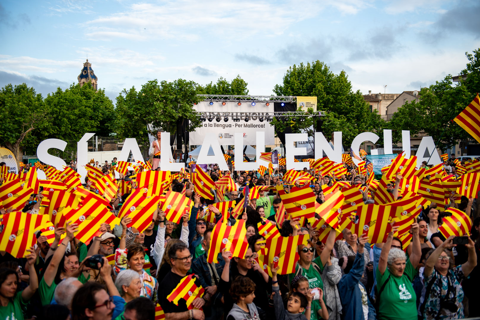 MILERS I MILERS DE PERSONES OMPLEN A VESSAR LA PLAÇA NOVA DE SANTA MARIA PER DIR SÍ A LA LLENGUA