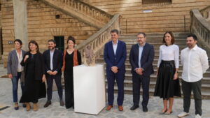 Palma ret homenatge a Josep Maria Llompart amb una escultura