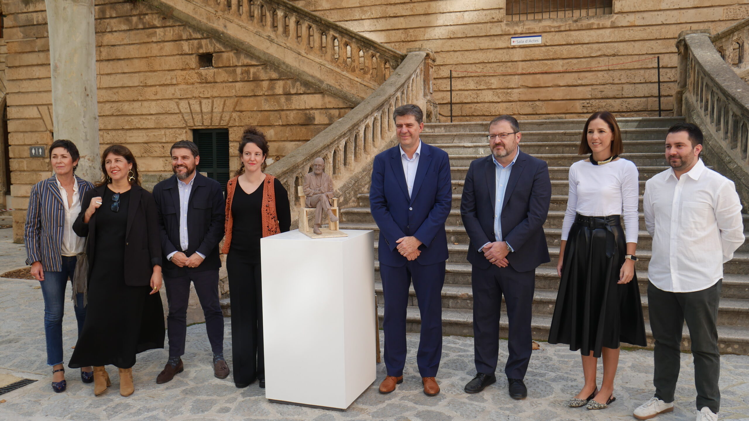 Palma ret homenatge a Josep Maria Llompart amb una escultura
