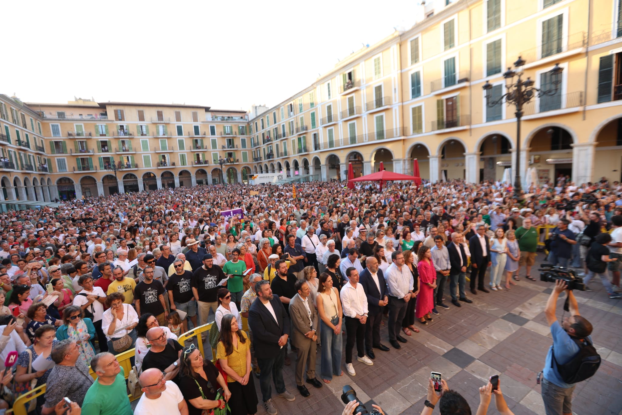 Milers i milers de persones umplen les places de tot Mallorca en una cantada històrica de La Balanguera convocada per l’OCB