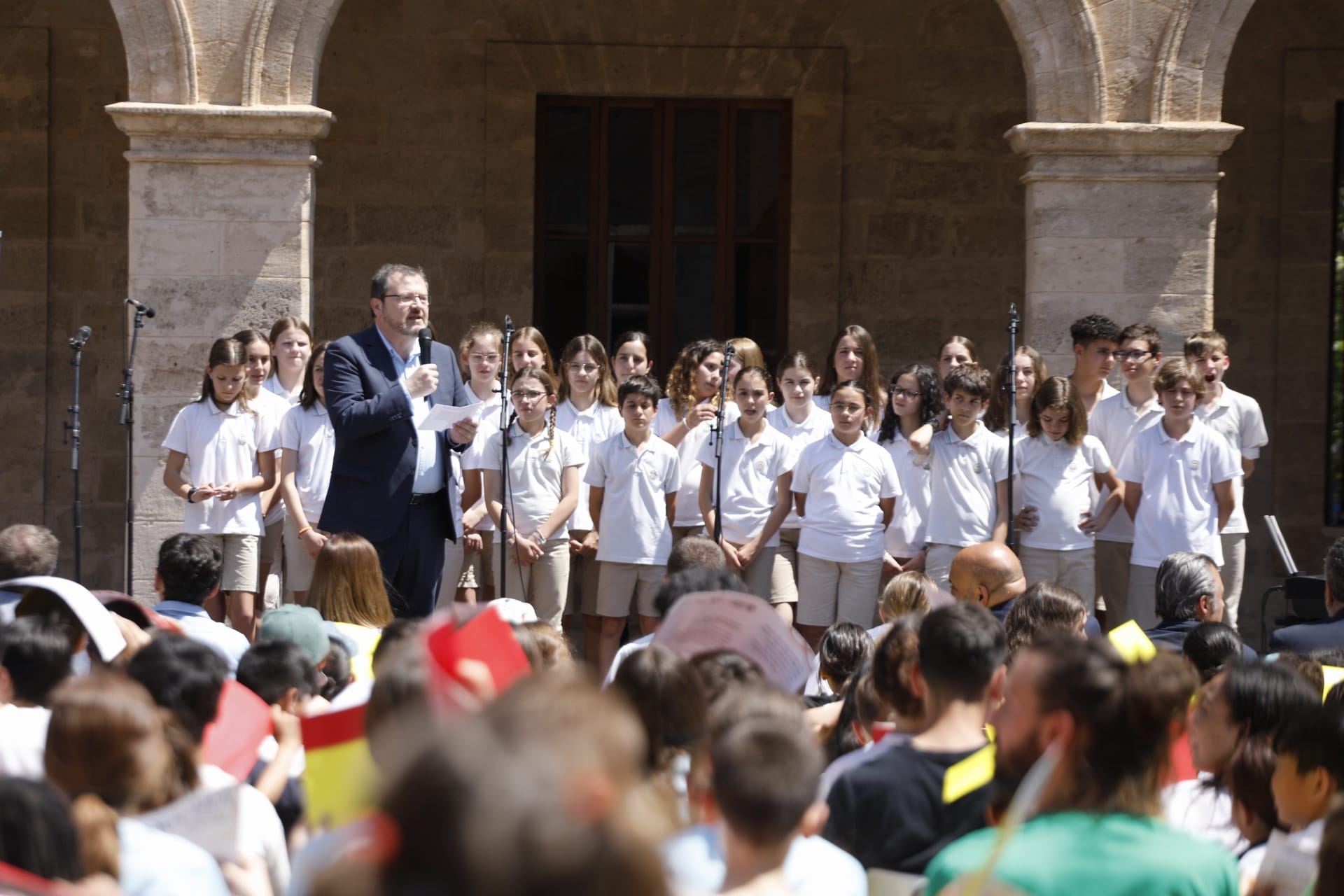 Més de 800 infants de nou centres educatius han cantat plegats La Balanguera al Pati de la Misericòrdia